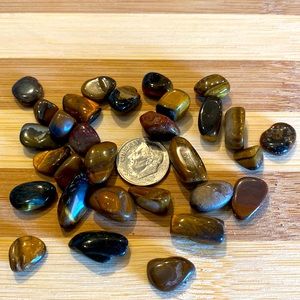 30 pieces of polished cat’s eye